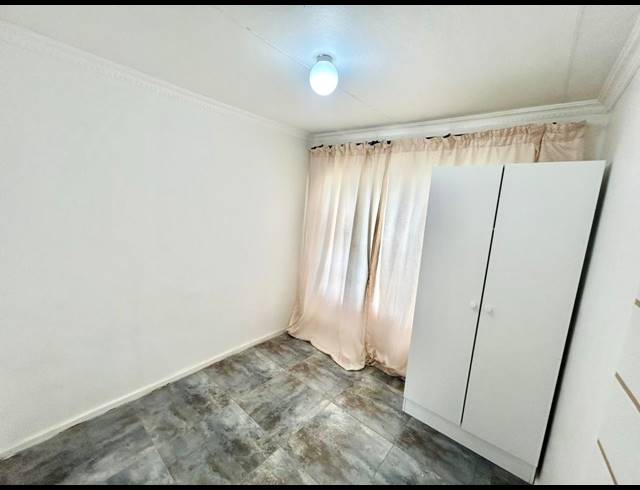 5 BEDROOM HOUSE FOR SALE IN FLORA PARK
